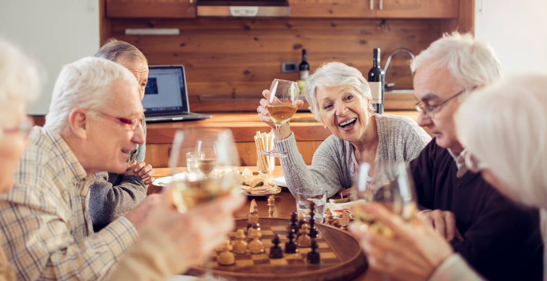 Envejecimiento próspero: cómo las conexiones sociales y la participación comunitaria impulsan la salud y la longevidad en la vejez